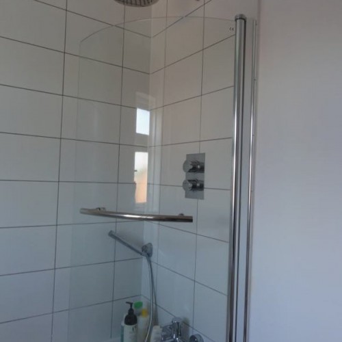 shower and bathtub